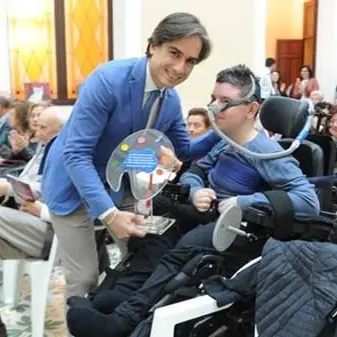 «Un esempio di coraggio e forza di volontà»: premiato artista reggino