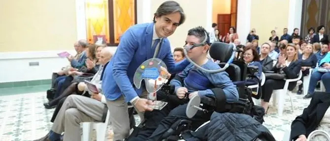 «Un esempio di coraggio e forza di volontà»: premiato artista reggino