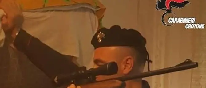 Scandale, nascondeva una carabina sotto il letto: in manette 27enne