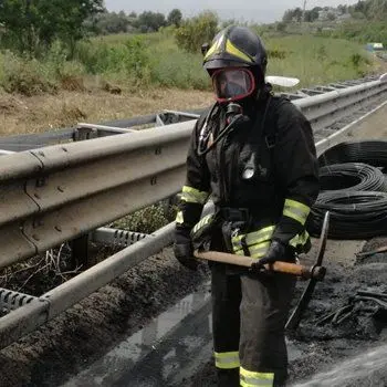 Autoarticolato in fiamme sull'A2 tra Lamezia e Falerna, panico e disagi