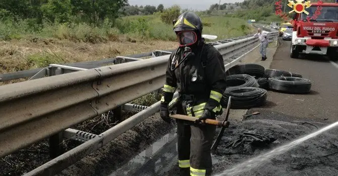 Autoarticolato in fiamme sull'A2 tra Lamezia e Falerna, panico e disagi