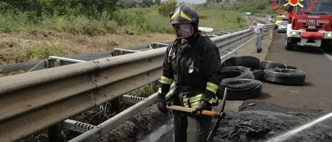 Autoarticolato in fiamme sull'A2 tra Lamezia e Falerna, panico e disagi