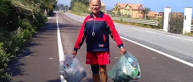 Raccoglie i rifiuti a bordo strada: il pensionato che il Wwf vuole premiare
