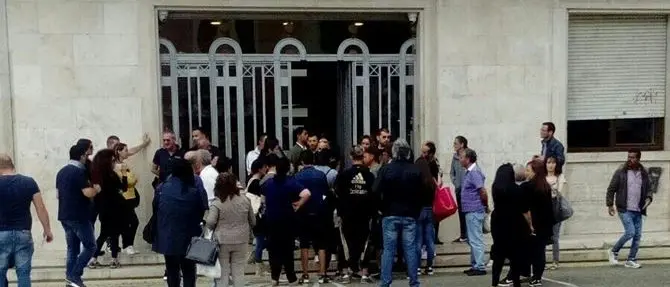 Reclamano i biglietti gratis della giostra, singolare protesta a Crotone