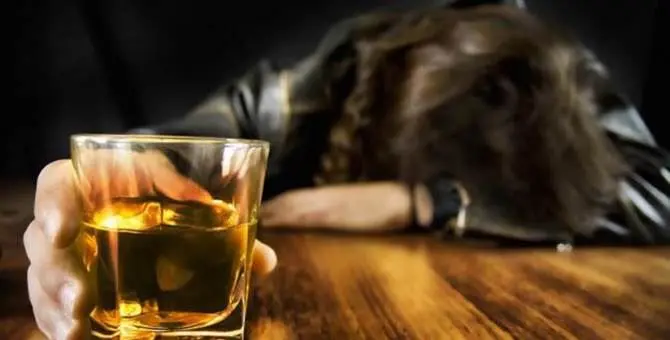 Quei minorenni alcolisti che finiscono al Serd - VIDEO