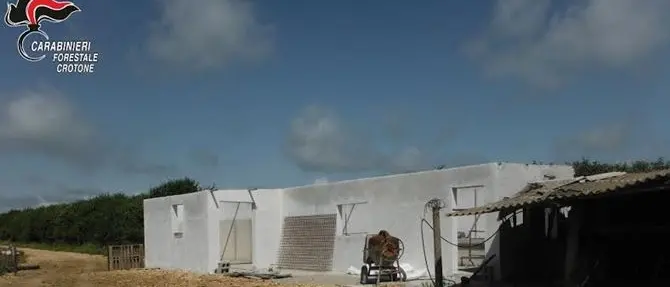 Isola Capo Rizzuto, sequestrato un manufatto abusivo