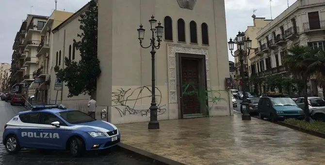 Reggio, imbratta la facciata di una chiesa: denunciato