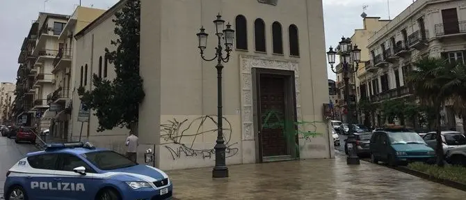 Reggio, imbratta la facciata di una chiesa: denunciato