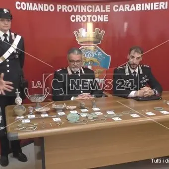 Reperti trovati in una stalla: «Tesoro restituito ai cittadini»