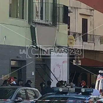 Crolla un balcone a Catanzaro, feriti gravemente quattro ragazzi
