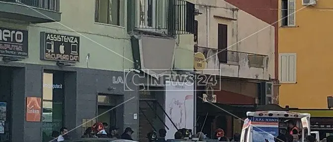 Crolla un balcone a Catanzaro, feriti gravemente quattro ragazzi