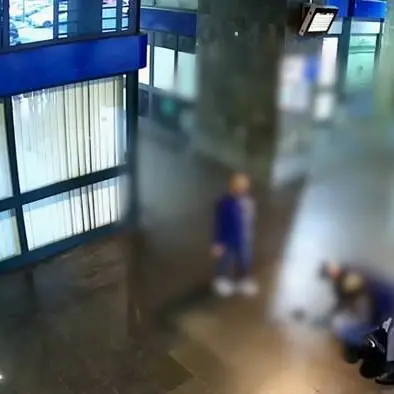 Tenta di colpire i poliziotti nella Stazione di Reggio, arrestato - VIDEO