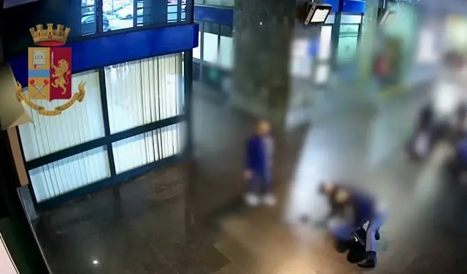 Tenta di colpire i poliziotti nella Stazione di Reggio, arrestato - VIDEO