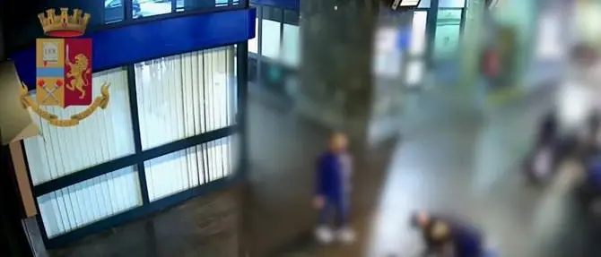 Tenta di colpire i poliziotti nella Stazione di Reggio, arrestato - VIDEO