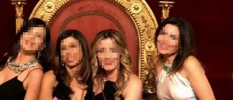 Selfie della vergogna sul trono dei Borbone, la foto scatena polemiche