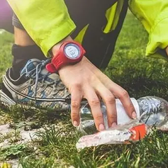 Il pensionato di Pizzo che raccoglie i rifiuti fa “plogging” e non lo sa - VIDEO