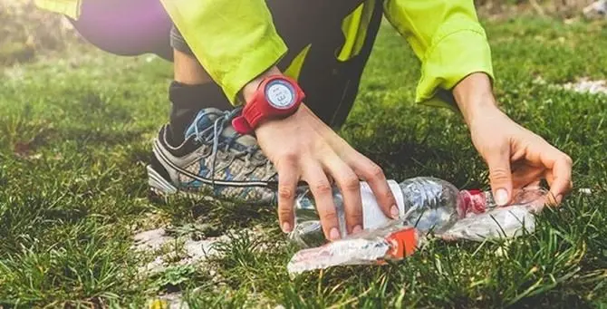 Il pensionato di Pizzo che raccoglie i rifiuti fa “plogging” e non lo sa - VIDEO