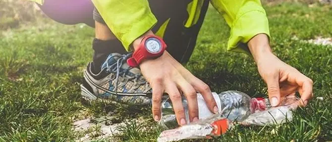 Il pensionato di Pizzo che raccoglie i rifiuti fa “plogging” e non lo sa - VIDEO