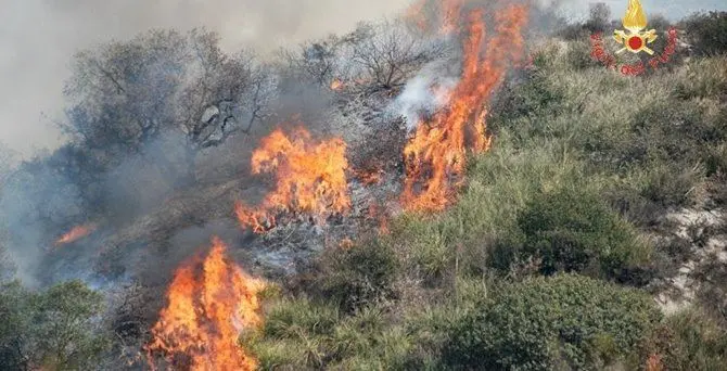 Girifalco, incendio nel centro storico domato dai vigili del fuoco