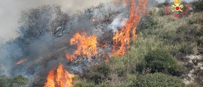 Girifalco, incendio nel centro storico domato dai vigili del fuoco