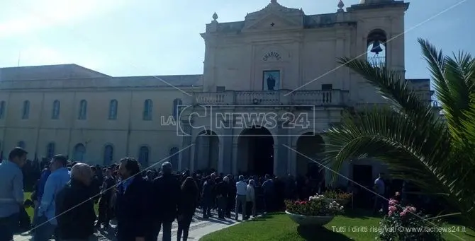 Chiesa gremita per i funerali di una delle vittime del killer di Nicotera