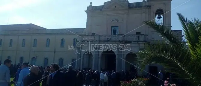 Chiesa gremita per i funerali di una delle vittime del killer di Nicotera