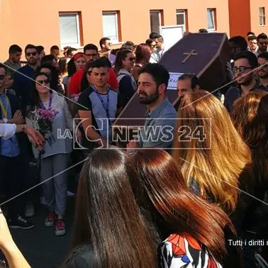 Unical, celebrato “funerale della democrazia”