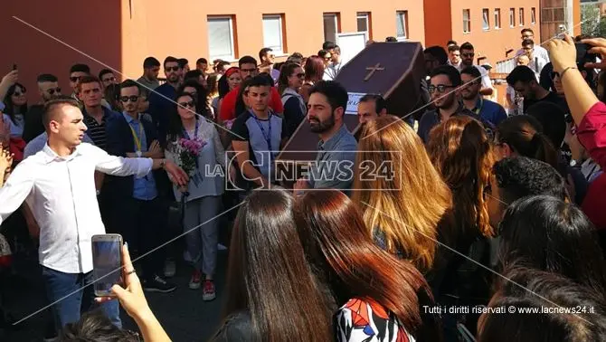 Unical, celebrato “funerale della democrazia”