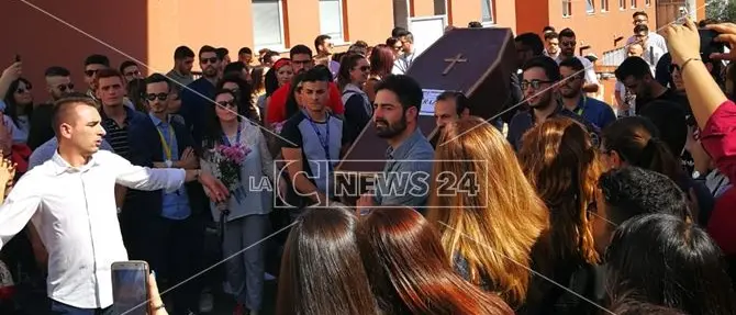 Unical, celebrato “funerale della democrazia”