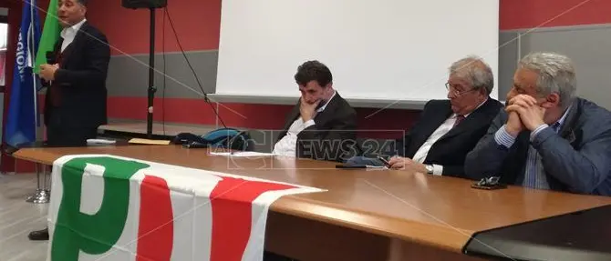 Congresso Pd, si va verso il rinvio. Cala il silenzio in Calabria