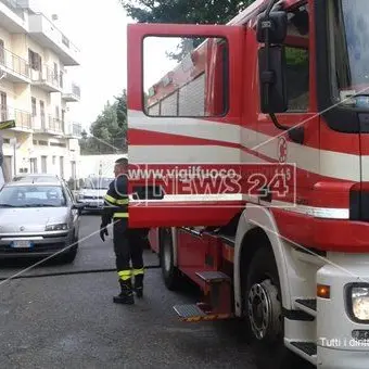 Catanzaro, in fiamme un casolare abbandonato