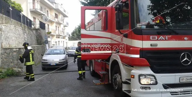 Catanzaro, in fiamme un casolare abbandonato