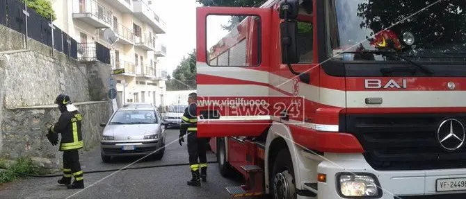 Catanzaro, in fiamme un casolare abbandonato