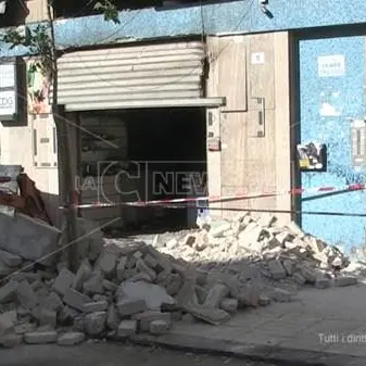 Cosenza, bar distrutto da una violenta esplosione - VIDEO