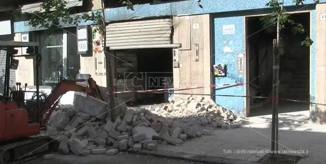 Cosenza, bar distrutto da una violenta esplosione - VIDEO