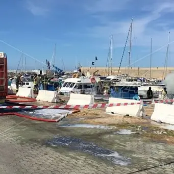 Motoscafo in fiamme nel porto di Crotone