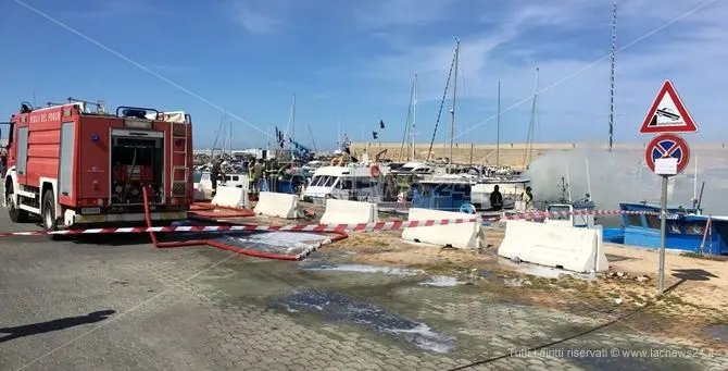 Motoscafo in fiamme nel porto di Crotone