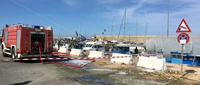 Motoscafo in fiamme nel porto di Crotone