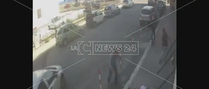 VIDEO SHOCK | Il momento del crollo del balcone a Catanzaro: in 5 cadono nel vuoto