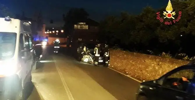 Auto contro il muro del parco archeologico Scolacium, un ferito