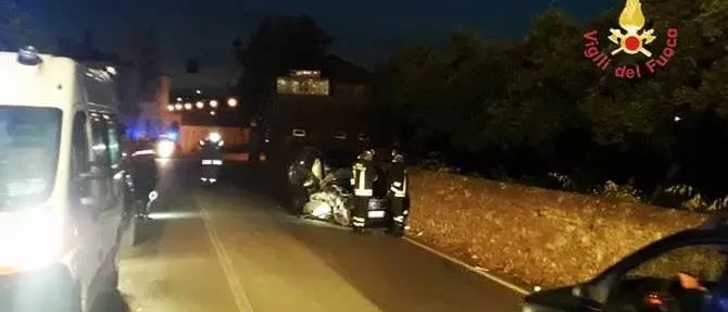 Auto contro il muro del parco archeologico Scolacium, un ferito