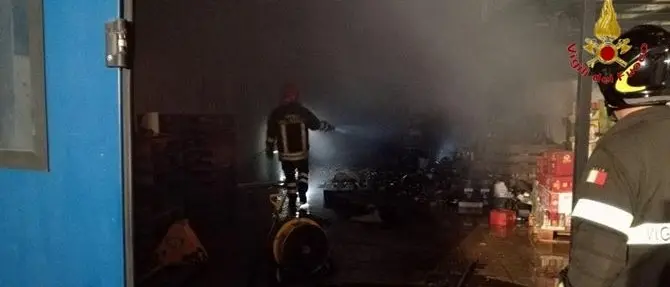 Crotone, nella notte a fuoco locale in via Botteghelle