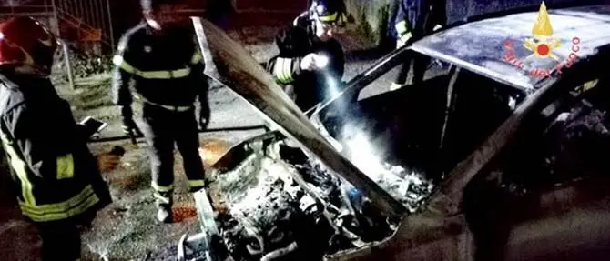 Lamezia, fiamme avvolgono auto: danni anche al condominio