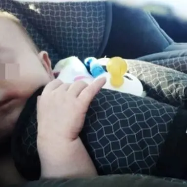 Lasciano il figlio di 4 anni in auto e vanno via, denunciati