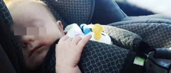 Lasciano il figlio di 4 anni in auto e vanno via, denunciati