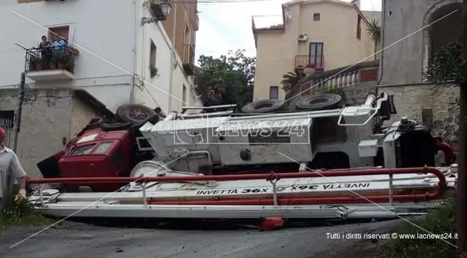 Autogru si ribalta e precipita sopra un veicolo parcheggiato