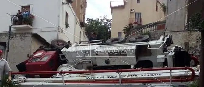 Autogru si ribalta e precipita sopra un veicolo parcheggiato