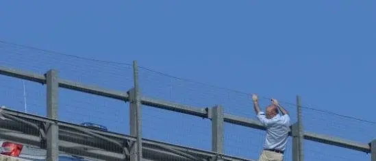 Lancia la figlia di 10 anni da un viadotto e poi si suicida