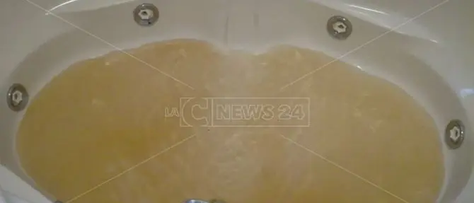 Ricadi, acqua marrone dai rubinetti: l'emergenza continua - VIDEO