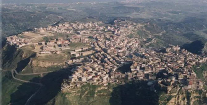 Intimidazioni a tre aziende agricole a Strongoli